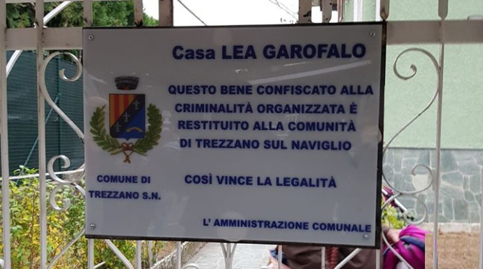 Cooperativa Ripari ha la fortuna di  gestire, nel Comune di Trezzano sul Naviglio, una casa sottratta alla mafia intitolata alla memoria di Lea Garofalo, struttura dove gestiamo servizi di residenzialità temporanea per nuclei madre-bambino.